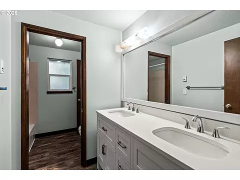Bath - 2702 Tomahawk Ln, Eugene, OR 97401 photo 1 of 1