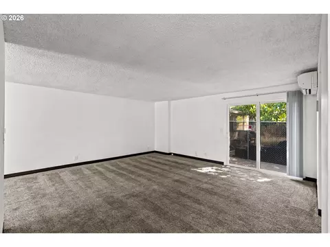 Living - 2702 Tomahawk Ln, Eugene, OR 97401 photo 1 of 3