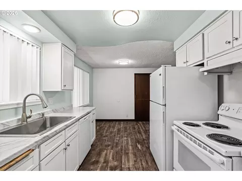 Kitchen - 2702 Tomahawk Ln, Eugene, OR 97401 photo 2 of 5