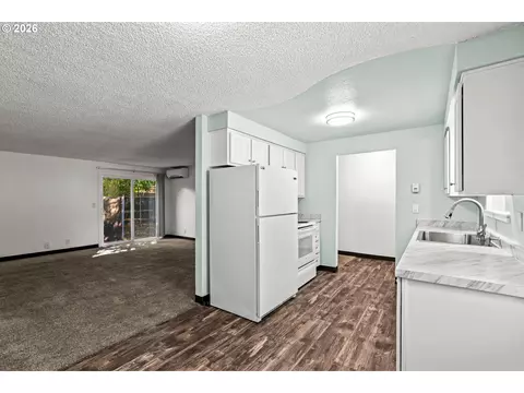 Kitchen - 2702 Tomahawk Ln, Eugene, OR 97401 photo 4 of 5