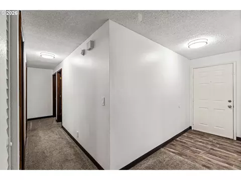 Entry Way - 2702 Tomahawk Ln, Eugene, OR 97401 photo 2 of 2