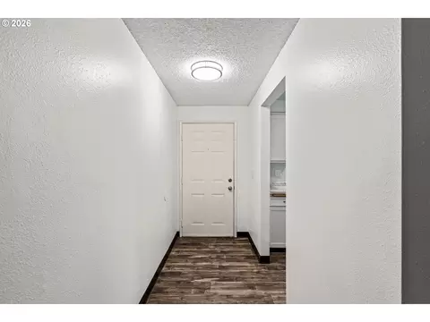 Entry Way - 2702 Tomahawk Ln, Eugene, OR 97401 photo 1 of 2