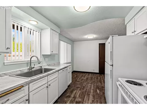 Kitchen - 2702 Tomahawk Ln, Eugene, OR 97401 photo 1 of 5