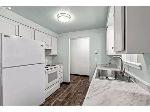 Kitchen - 2702 Tomahawk Ln, Eugene, OR 97401 photo 5 of 5