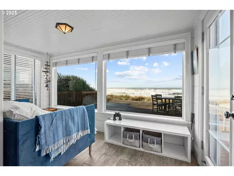 695 N Pacific St, Rockaway Beach, OR 97136