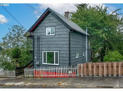 256 4th St, Astoria, OR 97103
