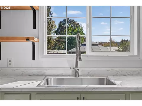 Kitchen - 25194 Webster Ave, Monroe, OR 97456 photo 4 of 5