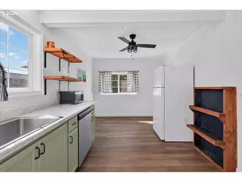 Kitchen - 25194 Webster Ave, Monroe, OR 97456 photo 5 of 5