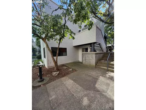810 NW Naito Pkwy #F24, Portland, OR 97209