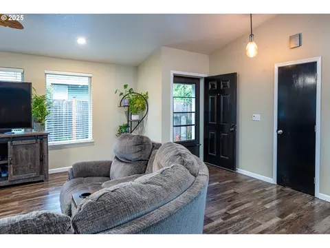 Entry Way - 3565 Castrey St, Eugene, OR 97404 photo 2 of 3