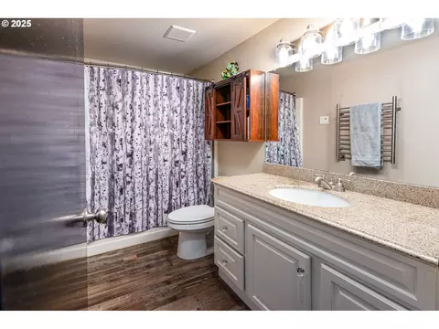 Bath - 3565 Castrey St, Eugene, OR 97404 photo 1 of 2
