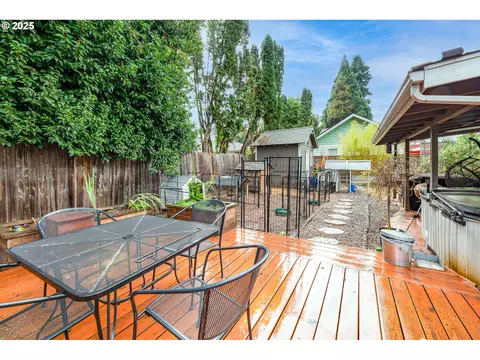Exterior - 3565 Castrey St, Eugene, OR 97404 photo 10 of 11