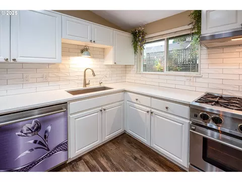 Kitchen - 3565 Castrey St, Eugene, OR 97404 photo 5 of 6