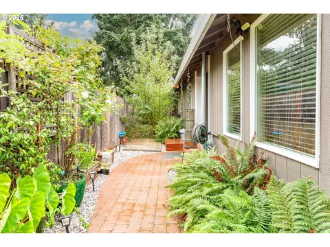 Exterior - 3565 Castrey St, Eugene, OR 97404 photo 3 of 11