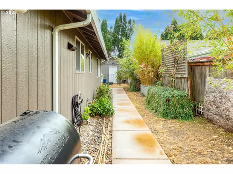 Exterior - 3565 Castrey St, Eugene, OR 97404 photo 5 of 11