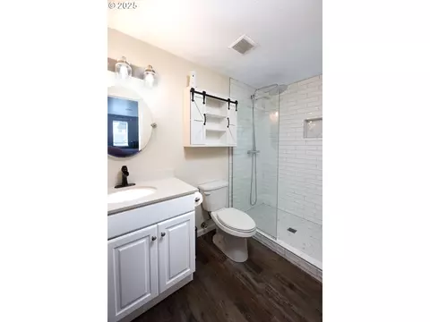 Bath - 3565 Castrey St, Eugene, OR 97404 photo 2 of 2