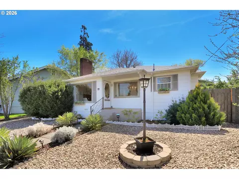 1214 E 11th St, The Dalles, OR 97058