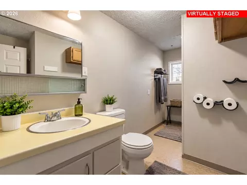 Bath - 820 SW 14th St, Pendleton, OR 97801 photo 2 of 4