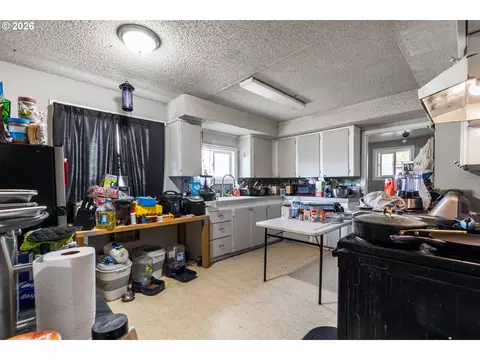 Kitchen - 820 SW 14th St, Pendleton, OR 97801 photo 1 of 6