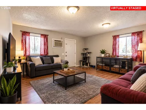 Living - 820 SW 14th St, Pendleton, OR 97801 photo 2 of 4