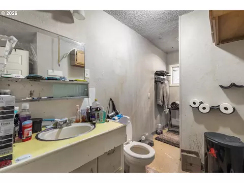 Bath - 820 SW 14th St, Pendleton, OR 97801 photo 1 of 4
