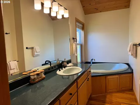 Bath - 10298 Highway 126, Mapleton, OR 97453 photo 1 of 4