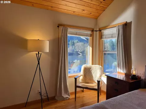 Bedroom - 10298 Highway 126, Mapleton, OR 97453 photo 2 of 5