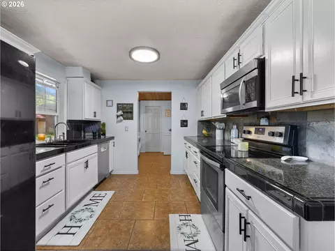 Kitchen - 69080 E Vine Maple Dr, Rhododendron, OR 97049 photo 3 of 3