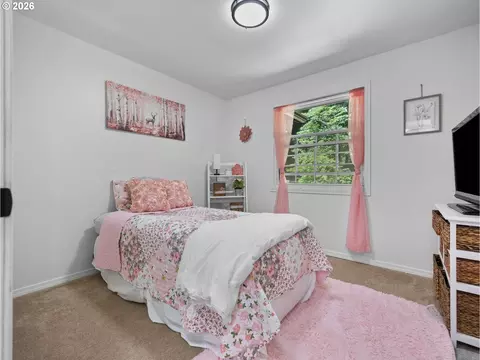 Bedroom - 69080 E Vine Maple Dr, Rhododendron, OR 97049 photo 3 of 6