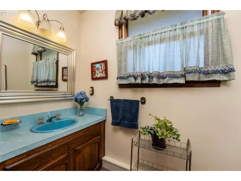 Bath - 18345 SE Cheldelin Rd, Gresham, OR 97080 photo 2 of 2