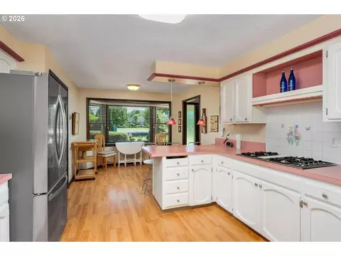 Kitchen - 18345 SE Cheldelin Rd, Gresham, OR 97080 photo 3 of 3