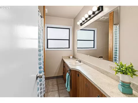 Bath - 11 NE Nelson Dr, Pendleton, OR 97801 photo 1 of 3