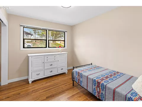 Bedroom - 11 NE Nelson Dr, Pendleton, OR 97801 photo 3 of 4