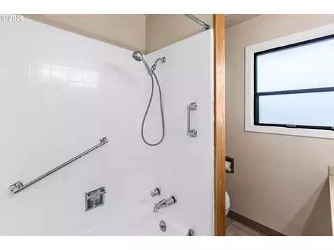 Bath - 11 NE Nelson Dr, Pendleton, OR 97801 photo 2 of 3