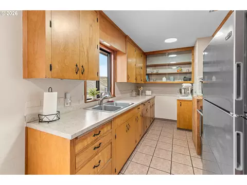 Kitchen - 11 NE Nelson Dr, Pendleton, OR 97801 photo 4 of 4