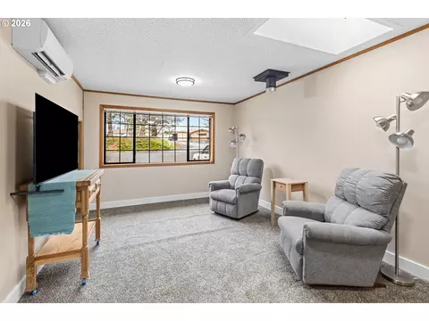 Living - 11 NE Nelson Dr, Pendleton, OR 97801 photo 5 of 5