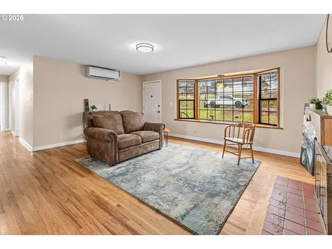 Living - 11 NE Nelson Dr, Pendleton, OR 97801 photo 4 of 5