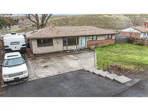 11 NE Nelson Dr, Pendleton, OR 97801