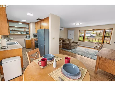 Dining - 11 NE Nelson Dr, Pendleton, OR 97801 photo 1 of 1