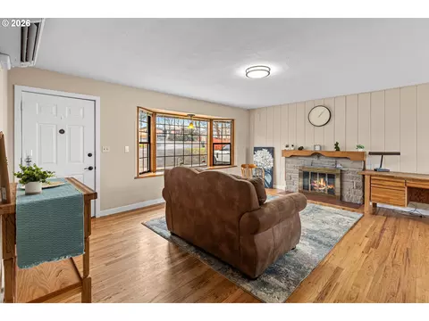 Living - 11 NE Nelson Dr, Pendleton, OR 97801 photo 2 of 5
