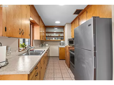 Kitchen - 11 NE Nelson Dr, Pendleton, OR 97801 photo 2 of 4