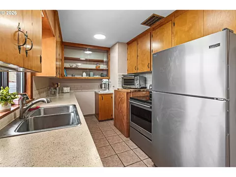 Kitchen - 11 NE Nelson Dr, Pendleton, OR 97801 photo 3 of 4