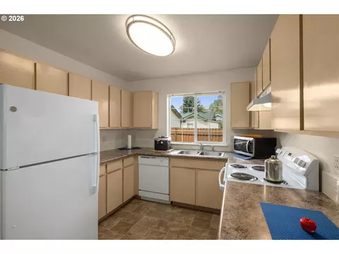 Kitchen - 101 Cornell Ave, Gladstone, OR 97027 photo 2 of 4