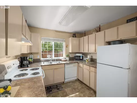 Kitchen - 101 Cornell Ave, Gladstone, OR 97027 photo 4 of 4