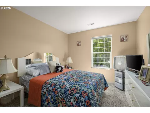 Bedroom - 101 Cornell Ave, Gladstone, OR 97027 photo 2 of 2