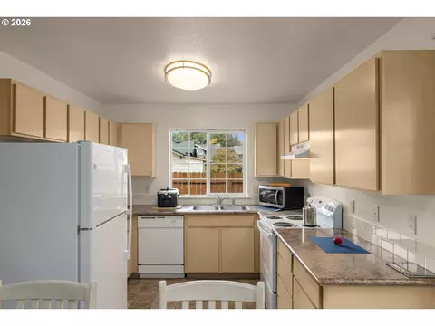 Kitchen - 101 Cornell Ave, Gladstone, OR 97027 photo 1 of 4