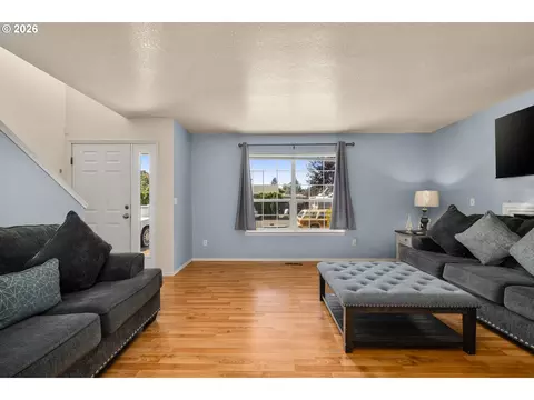 Living - 101 Cornell Ave, Gladstone, OR 97027 photo 2 of 3