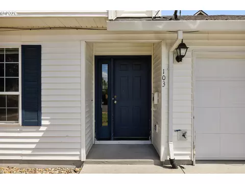 Entry Way - 101 Cornell Ave, Gladstone, OR 97027 photo 1 of 3