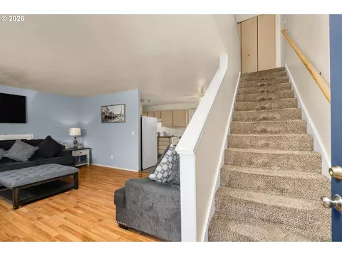 Entry Way - 101 Cornell Ave, Gladstone, OR 97027 photo 2 of 3