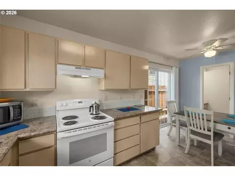 Kitchen - 101 Cornell Ave, Gladstone, OR 97027 photo 3 of 4